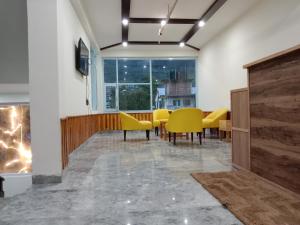 A seating area at Resort Apple Flower by Rohtang Family Hotels- Balcony & Mountain View, Near Mall Road, Personal Parking