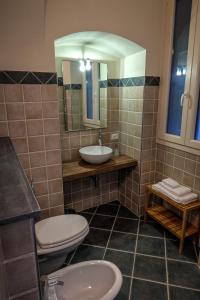 A bathroom at U Campanin