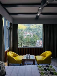 A seating area at Resort Apple Flower by Rohtang Family Hotels- Balcony & Mountain View, Near Mall Road, Personal Parking