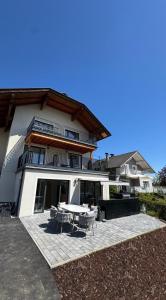 una casa con patio arredato con tavolo e sedie di Haus Klement a Velden am Wörthersee