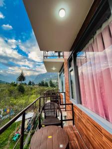 A balcony or terrace at Resort Apple Flower by Rohtang Family Hotels- Balcony & Mountain View, Near Mall Road, Personal Parking