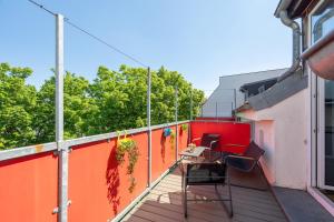 a balcony with a table and chairs on a building at Sky Loft Leipzig - moderne Dachwohnung mit Terrasse und Blick aufs Rathaus in Leipzig