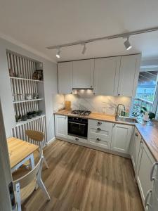 Kuchyňa alebo kuchynka v ubytovaní Apartament 65m2 z balkonem blisko jeziora