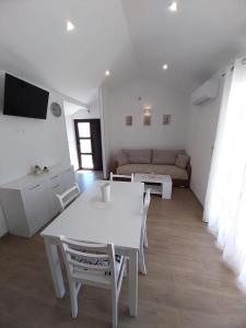 Televízia a/alebo spoločenská miestnosť v ubytovaní Apartments Zlata
