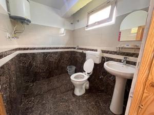 A bathroom at Resort Apple Flower by Rohtang Family Hotels- Balcony & Mountain View, Near Mall Road, Personal Parking