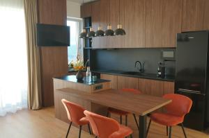 Køkken eller tekøkken på Urban Grove Apartment with Balcony and Free Parking + 27 billeder