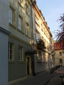 ワルシャワにあるMurano Apartaments Old Townの隣通りの建物