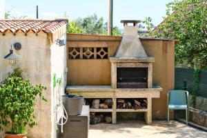 an outdoor pizza oven in a backyard with a patio at Apartamento Sear Areas in Sanxenxo