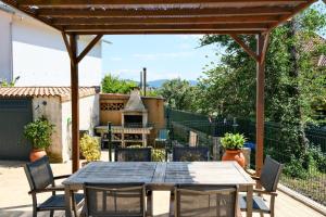 a patio with a table and chairs and a grill at Apartamento Sear Areas in Sanxenxo