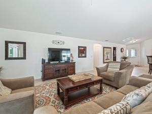 Un televizor și/sau centru de divertisment la 3862 Z4A VILLAGE OF COLLIER by REMAX Premier