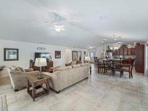 O zonă de relaxare la 3862 Z4A VILLAGE OF COLLIER by REMAX Premier