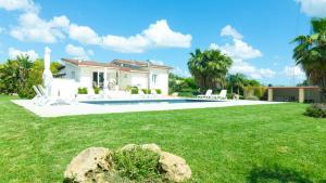 een huis met een tuin met een zwembad bij Villa Menea con Piscina e Spa nel Salento in Casarano