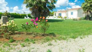 een tuin met bloemen in het midden van een tuin bij Villa Menea con Piscina e Spa nel Salento in Casarano