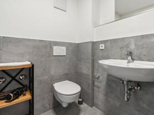 エメリッヒにあるSali Homes-Komfort Apartment Haus in Emmerich am Rheinの白いトイレと洗面台のあるバスルーム +11枚の写真