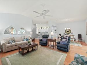 Χώρος καθιστικού στο 501 Z3b VILLAGE OF CAROLINE by REMAX Premier