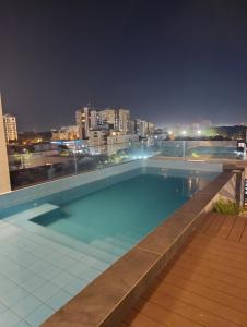 ein Schwimmbad auf dem Dach eines Gebäudes in der Nacht in der Unterkunft Hermoso Apartamento con piscina in La Playa Bejarano