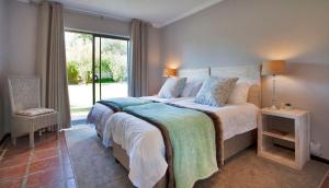 een slaapkamer met een groot bed en een raam bij Rest at Chabivin in Stellenbosch