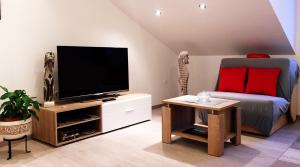 een woonkamer met een tv en een bank bij Apartments Toni in Trogir