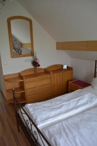 - une chambre avec 2 lits, une commode et un miroir dans l'établissement Appartement Florian, à Vienne