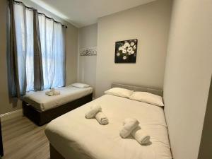 Postel nebo postele na pokoji v ubytování Shamrock Inn