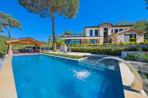 una piscina frente a una casa en Villa Sharapova, en Fethiye