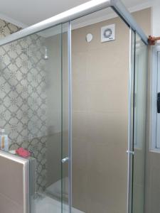 una ducha con puerta de cristal en un baño en Bello atardecer Uribe, en Uribelarrea 13 fotos más