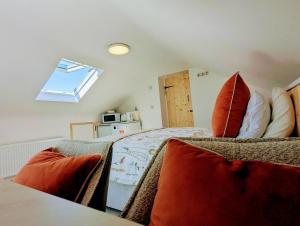 Voodi või voodid majutusasutuse Skellig View Kerry Cliffs View Balcony Room toas