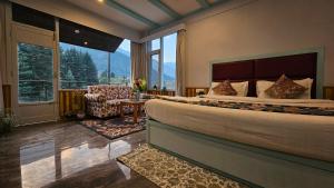 A bed or beds in a room at Resort Apple Flower by Rohtang Family Hotels- Balcony & Mountain View, Near Mall Road, Personal Parking