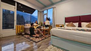 A seating area at Resort Apple Flower by Rohtang Family Hotels- Balcony & Mountain View, Near Mall Road, Personal Parking