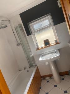a bathroom with a sink and a window at Llwyn Celyn 2 bedroom in Bala