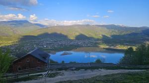 普拉夫Panorama的享有山脉的湖景