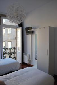 サンティアゴ・デ・コンポステーラにあるペンシオン　アシベチェのベッドルーム1室(ベッド1台、シャンデリア付)