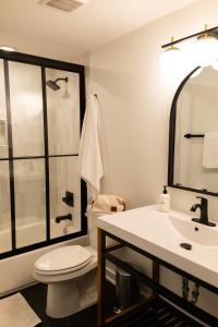 Un baño con inodoro, lavabo y ducha. en Sosuite at The Jefferson - Fishtown, en Filadelfia 38 fotos más