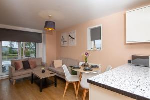 ein Wohnzimmer mit Sofa und Tisch in der Unterkunft The Monument Apartment, 2 Bedrooms, 2 Bathrooms, Private Balcony, Open Plan kitchen, Recently Renovated, Code-Access Development, Free Multi Car Park, Ideal Location in Oxford + 30 Fotos