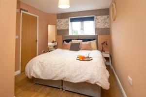 ein Schlafzimmer mit einem Bett und einem Tablett mit Obst darauf in der Unterkunft The Monument Apartment, 2 Bedrooms, 2 Bathrooms, Private Balcony, Open Plan kitchen, Recently Renovated, Code-Access Development, Free Multi Car Park, Ideal Location in Oxford