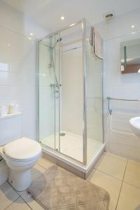 ein Badezimmer mit Dusche, Toilette und Waschbecken in der Unterkunft The Monument Apartment, 2 Bedrooms, 2 Bathrooms, Private Balcony, Open Plan kitchen, Recently Renovated, Code-Access Development, Free Multi Car Park, Ideal Location in Oxford
