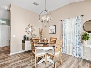 Un comedor con mesa y sillas en 6283 Z5 VILLAGE OF CITRUS GROVE by REMAX Premier, en The Villages