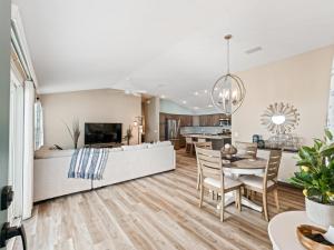 Sala de estar y comedor con sofá y mesa en 6283 Z5 VILLAGE OF CITRUS GROVE by REMAX Premier, en The Villages