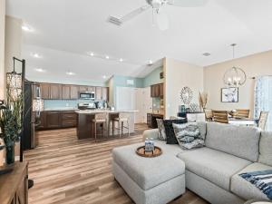 Una sala de estar con un sofá y una cocina. en 6283 Z5 VILLAGE OF CITRUS GROVE by REMAX Premier, en The Villages 16 fotos más