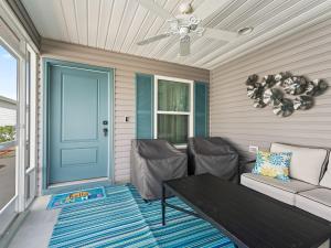 porche con sofá y puerta azul en 6283 Z5 VILLAGE OF CITRUS GROVE by REMAX Premier, en The Villages