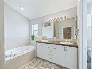 Ένα μπάνιο στο 7294 Z2A VILLAGE OF CHATHAM by REMAX Premier +15 φωτογραφίες