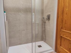 a shower with a glass door in a bathroom at Gran piso cerca del mar in Puerto de Gandía +3 photos