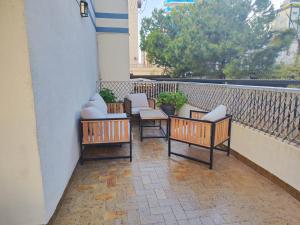 a row of benches sitting on a balcony at Gran piso cerca del mar in Puerto de Gandía