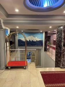 una habitación con una pintura de una montaña en la pared en Hotel Ararat, en Doğubayazıt