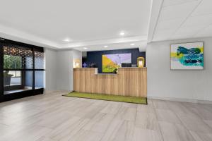 Lobi atau kawasan kaunter penerimaan di Spark By Hilton Biloxi Ocean Springs +37 gambar