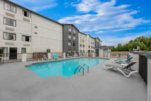 Kolam renang di atau dekat dengan Spark By Hilton Biloxi Ocean Springs