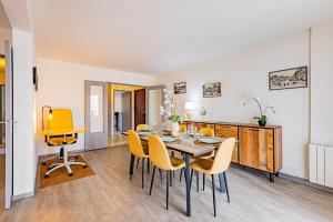 a dining room with a table and chairs at Le 28 C chouette - Spacieux - Box privé - Ascenseur - Centre in Dijon