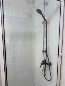 a shower with a shower head in a bathroom at Departamento Plaza Río Bueno in Río Bueno