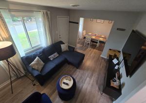 Posezení v ubytování Charming 3BR with Interstate Access
