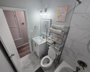 Koupelna v ubytování Charming 3BR with Interstate Access
